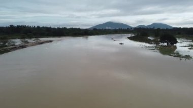 Bulutlu bir günde Sungai Junjung nehrinde sel baskını oldu.