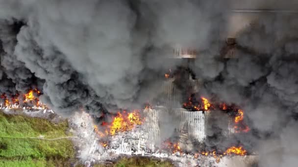 Drone Disparo Llama Fuego Cerca Fábrica Industrial — Vídeo de stock