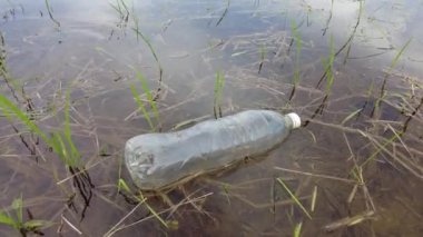 Plastik su şişesinin suya yansıması.