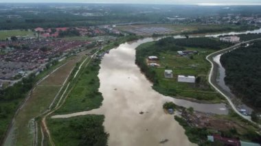 Sungai Krian çevresindeki hava manzaralı banliyö evleri.