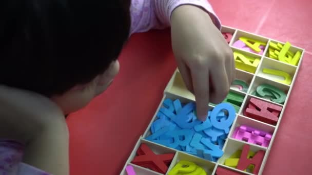 Ein Kind Sortiert Den Abc Block Zurück Seinen Ursprünglichen Platz — Stockvideo