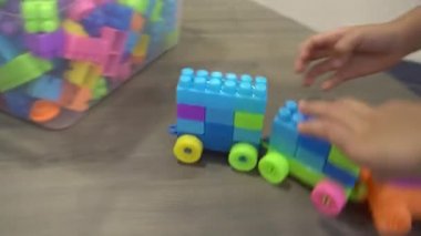 Tuğla oyunu oynayan küçük bir kıza odaklan..