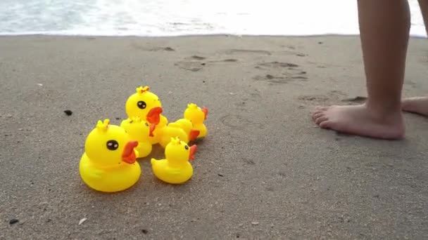 Une Petite Fille Mis Jouet Canard Caoutchouc Marché Vers Mer — Video