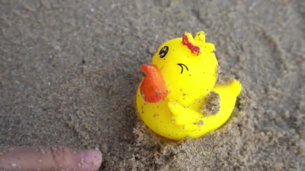 Kid Spela Sand Med Handen Nära Gummi Anka Stranden — Stockvideo