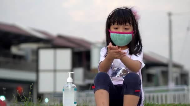 Маленька Дівчинка Носить Маску Обличчя Приберіть Руку Дезінфікуючим Засобом — стокове відео