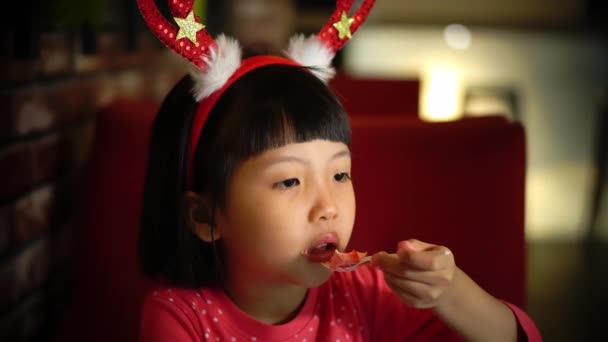 Gadis Cina Kecil Dengan Gaya Natal Rusa Rambut Band Makan — Stok Video