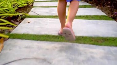 Parkta çocuk yürüyüşünü takip et.