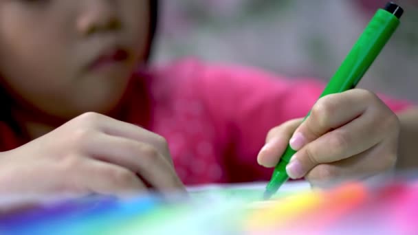 Fechar Pequena Criança Mão Coloração Com Iluminador Verde — Vídeo de Stock