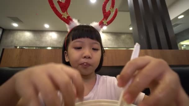 Надзвичайно Широка Дівчинка Їсть Рис Смаженою Куркою Ресторані — стокове відео