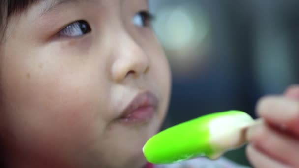 Nahaufnahme Des Gesichts Eines Kleinen Mädchens Eis Essen — Stockvideo