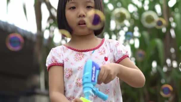 Küçük Çocuk Dışarıda Baloncuk Tabancası Oynuyor — Stok video