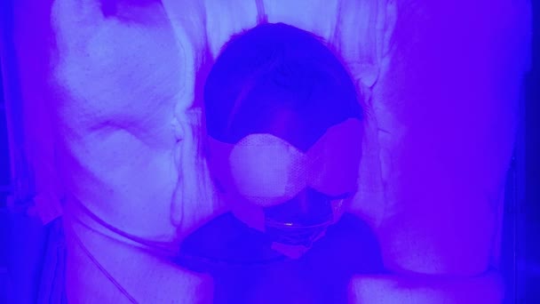 青い紫外線ランプの下での未熟児黄疸のトップビュー — ストック動画