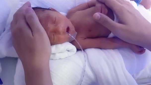 Close Mom Touch Premature Baby Meet Nutrition Requirements Fed Feeding — Video Stock