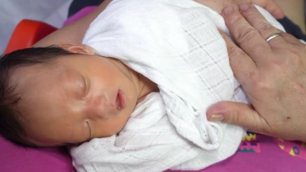 Avó Mão Abraçar Bebê Com Cobertor — Vídeo de Stock