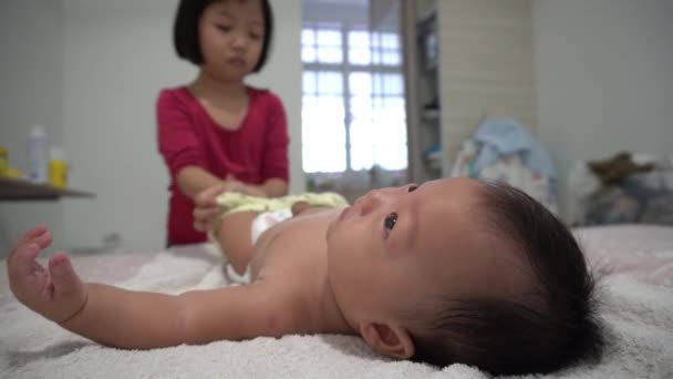 Ultra Breed Uitzicht Chinese Zus Helpen Baby Jongen Dragen Korte — Stockvideo