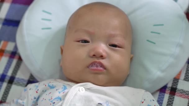 Kale Hoofd Chinese Baby Met Zeepbel Mond — Stockvideo