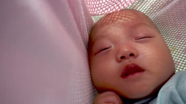 秃头婴儿在秋千里睡觉 婴儿期 家庭观念 — 图库视频影像