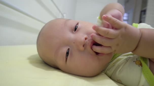 Nahaufnahme Ultra Weitwinkel Ansicht Niedliche Chinesische Baby Kauen Hand Bett — Stockvideo