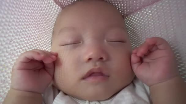 关起门来 让胖胖的中国小宝宝睡在婴儿秋千里 — 图库视频影像