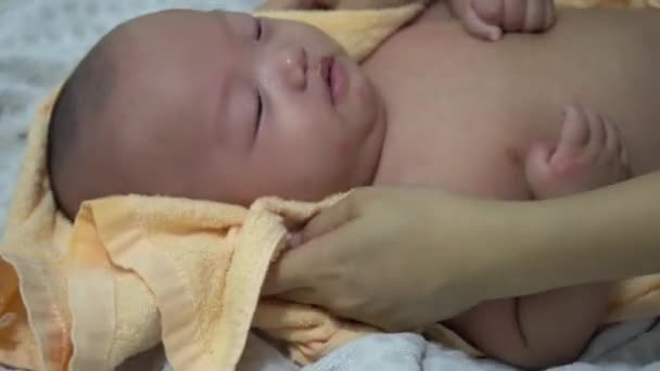 Madre Usa Asciugamano Asciugare Bambino Dopo Bagno — Video Stock