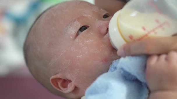 顔に水の粉とアショーン中国語はミルクを飲む — ストック動画