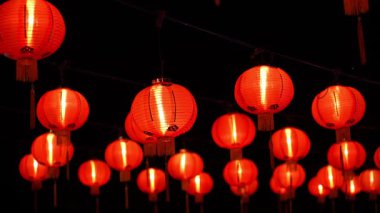 Geceleri sallanan bir grup kırmızı fener. Bazıları aydınlandı bile. Çok kalabalıklar.