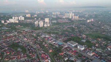 Birçok binası olan Larkin şehri. Binalar yüksek ve gökyüzü bulutlu. Şehirde bir sürü insan var.