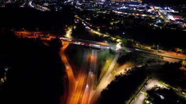 Geceleri bir karayolu ve köprüsü olan bir şehir. Otoyol aydınlandı ve köprü de aydınlandı. Hava manzaralı Pasir Gudang, Johor