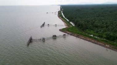 Langgai geleneksel balıkçılık platformu. Hava manzaralı Pantai Parit Hailam, Batu Pahat
