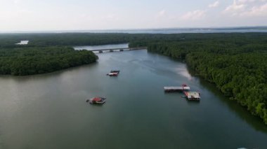 Üzerinde birkaç tekne yüzen bir nehir. Kong Kong 'da su yeşil ve sakin, Johor.