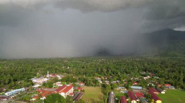 Arka planda dağ olan bulutlu bir gökyüzü. Gökyüzü karanlık ve bulutlar kalın. Gökyüzü görüntüsü Yan, Kedah