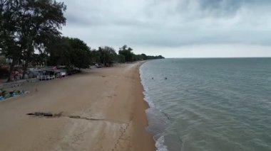 Arka planda kırmızı bir bina olan bir plaj. Hava görüntüsü Tanjong Bidara, Melaka