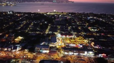 Raja Uda kasabası geceleri. Binalarda ve sokak lambalarında bir sürü ışık var.