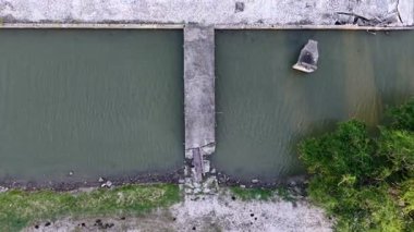 Kırık bir köprü bir su kütlesinin üzerindedir..