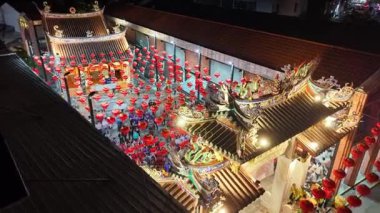 Bukit Mertajam, Penang, Malezya - Ocak 04 2025: BM Pek Kong Cheng Tapınağı 'nın havadan görünüşü kırmızı fenerlerle parlıyor, kültürel mirası ve şenlikli kutlamaları simgeliyor.