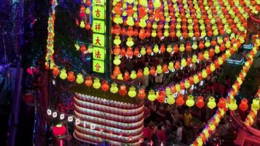 Ayer Itam, Penang, Malezya - 25 Ocak 2025: Kek Lok Si 'nin hava gece görüşü, kutsal mimarisini ve şenlik cazibesini aydınlatan güzel ışıklarla parlıyor.