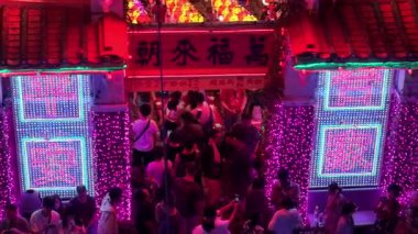 Ayer Itam, Penang, Malezya - 25 Ocak 2025: Sayısız ışıkla Kek Lok Si 'nin hava gece görüşü. Bina pembe ve mor ışıklarla aydınlatılmış.