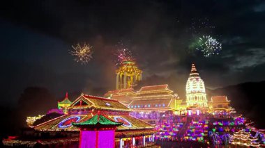 Ayer Itam, Penang, Malezya - 25 Ocak 2025: Kek Lok Si hava perspektifi, kutsal salonların üzerinde patlayan havai fişekleri, kültürel canlılığı ve şenlikli keyfi harmanlayan.