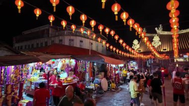 George Town, Penang, Malezya - 28 Ocak 2025: Geceleri tapınak şenlikli kalabalıklar ve kırmızı fener süslemeleri ile canlanıyor..