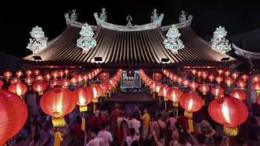 George Town, Penang, Malezya - 28 Ocak 2025: Merhamet Tanrıçası Tapınağı 'nda bir gece sahnesi Çin Yeni Yılı' nı parlak kırmızı fenerlerin altında kutlayan kalabalıkları gösteriyor.