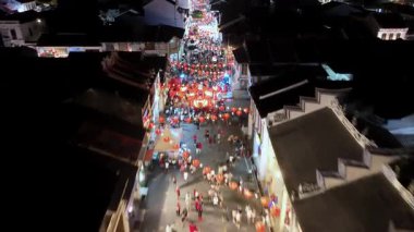 George Town, Penang, Malezya - Şubat 01: 2025: Havadan gece görüşü fenerlerle süslenmiş Penang caddesini ele geçirdi.