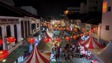 George Town, Penang, Malezya - Şubat 01: 2025: Kalabalık, canlı miaohui kutlamaları sırasında fener süslemeleri ile çevrili Penang caddesindeki gece görüşünde toplandı.