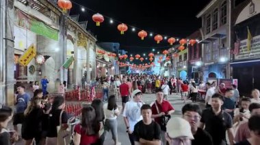 George Town, Penang, Malezya - Şubat 01: 2025: Hava gece görüşü, yanan fenerlerin altında Miaohui 'yi kutlayan büyük bir kalabalığı gösteriyor