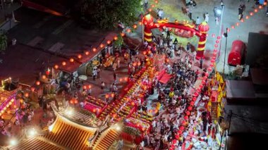 George Town, Penang, Malezya - 5 Şubat 2025: Hava gece görüşü Çin Yeni Yılı 'nda Pai Ti Kong' un yeşim doğum gününü fenerler ve şenlik kalabalıklarıyla görüntüledi.