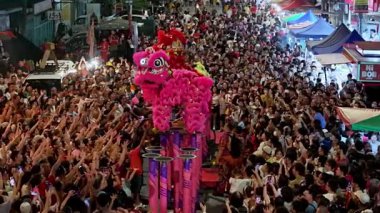 George Town, Penang, Malezya - 5 Şubat 2025: Havadan gece görüşü Çin 'deki Chew Jetty' de Pai Ti Kong kutlamaları sırasında Yeşim Yaş Günü onuruna yüksek stilt aslan dansı yapıldığını gösteriyor.