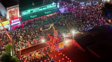 George Town, Penang, Malezya - 5 Şubat 2025: Hava sahnesi Çin Yeni Yılı 'nda Chew Jetty' de Jade Birthday Pai Kong kutlamalarında ejderha dansı göstermektedir..