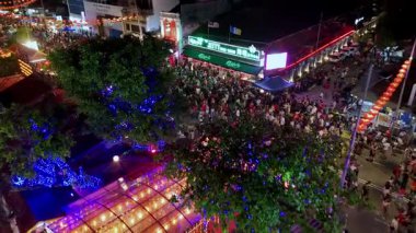 George Town, Penang, Malezya - 5 Şubat 2025: Kutlama kalabalığı Çin 'in Chew Jetty' deki yeni yıl kutlamalarına katılmak için gece toplandı.