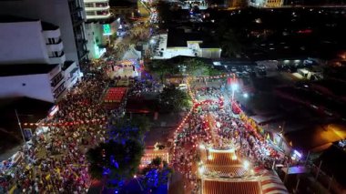 George Town, Penang, Malezya - 5 Şubat 2025: Hava gece görüşü Çin Yeni Yılı sırasında Chew Jetty 'de Jade Birthday Pai Ti Kong kutlamalarına katılan kalabalığı gösteriyor.