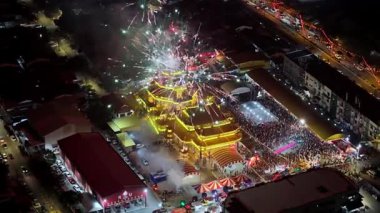 George Town, Penang, Malezya - Şubat 08 2025: Çin Yeni Yıl kutlamaları sırasında havadan bakıldığında Dokuz İmparator Tanrısı Tapınağı 'nın üzerindeki göz kamaştırıcı havai fişekler görülüyor.