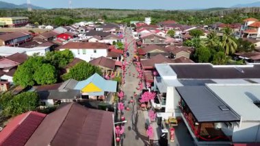 Machap, Melaka, Malezya - 14 Şubat 2025: Kampung Machap Baru 'nun çatı ve köy sokaklarındaki hava manzaralı fener süslemeleri.